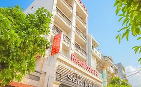 RedDoorz The Sun Hotel near Duong Quang Ham Street